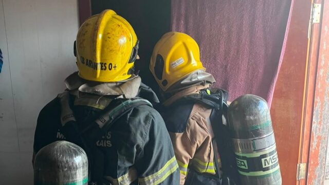Morador é resgatado enquanto dormia após incêndio atingir banheiro de residência em Araguari