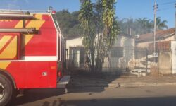 Incêndio atinge móveis e parte do telhado de residência no Bairro JK, em Catalão Incêndio atinge móveis e parte do telhado de residência no Bairro JK, em Catalão