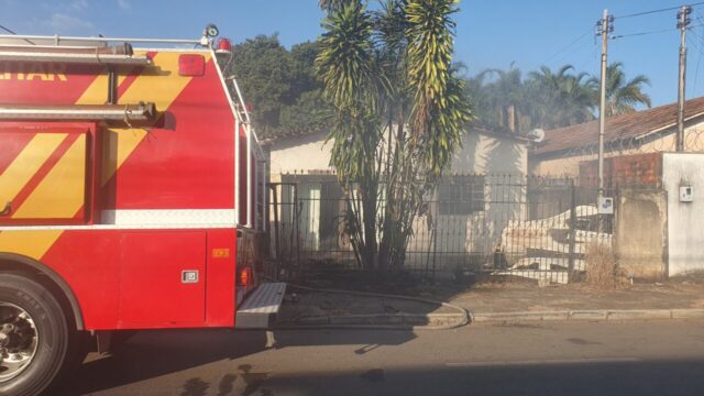 Incêndio atinge móveis e parte do telhado de residência no Bairro JK, em Catalão