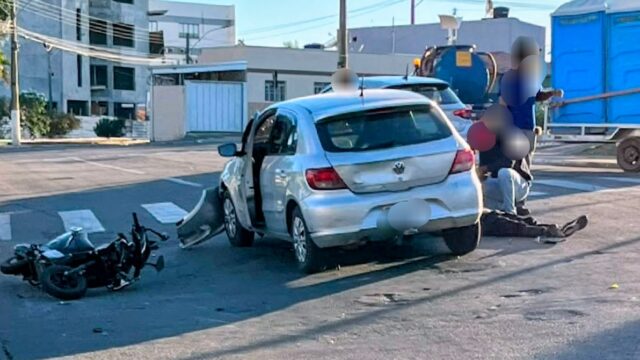 Motociclista fica ferido após acidente com carro no Centro de Catalão