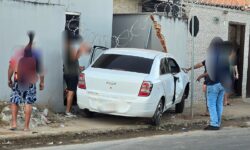 Carro atravessa canteiro central e bate contra muro de residência no Bairro Bela Vista, em Catalão Carro atravessa canteiro central e bate contra muro de residência no Bairro Bela Vista, em Catalão