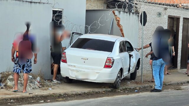 Carro atravessa canteiro central e bate contra muro de residência no Bairro Bela Vista, em Catalão