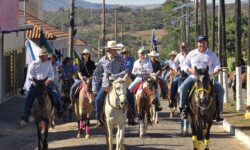 Tradição e cultura sertaneja marcam 2ª Cavalgada e Queima do Alho em Corumbaíba Tradição e cultura sertaneja marcam 2ª Cavalgada e Queima do Alho em Corumbaíba
