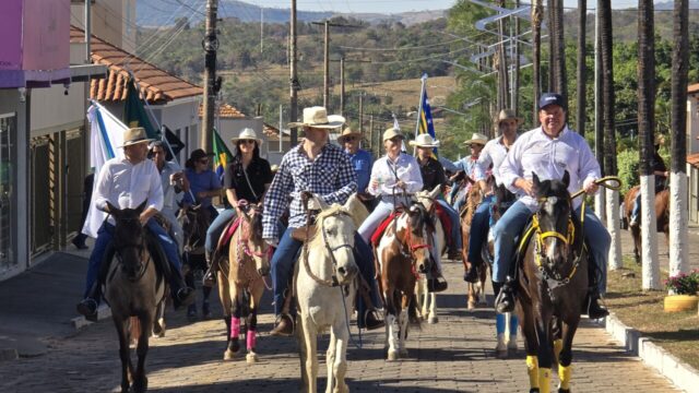 Tradição e cultura sertaneja marcam 2ª Cavalgada e Queima do Alho em Corumbaíba