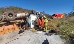Caminhão carregado com brita sai da pista e motorista morre na GO-213, em Ipameri Caminhão carregado com brita sai da pista e motorista morre na GO-213, em Ipameri