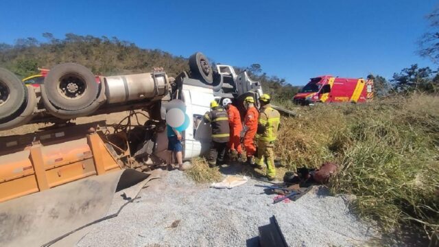 Caminhão carregado com brita sai da pista e motorista morre na GO-213, em Ipameri