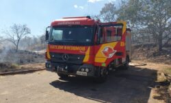 Corpo de Bombeiros combate incêndio de grandes proporções no Pasto do Pedrinho, em Catalão