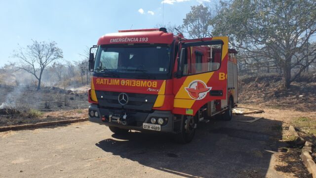 Corpo de Bombeiros combate incêndio de grandes proporções no Pasto do Pedrinho, em Catalão