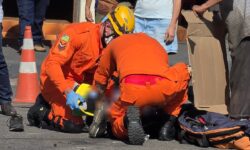 Motociclista fica ferido após acidente entre carro e moto no bairro Nossa Senhora de Fátima, em Catalão Motociclista fica ferido após acidente entre carro e moto no bairro Nossa Senhora de Fátima, em Catalão