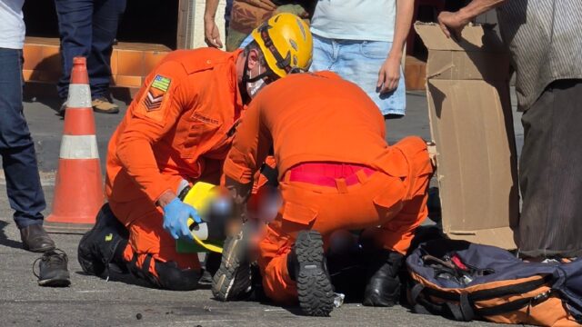 Motociclista fica ferido após acidente entre carro e moto no bairro Nossa Senhora de Fátima, em Catalão