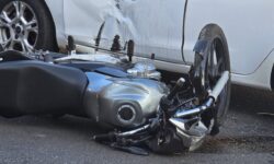 Motociclista fica ferido após colisão com carro no bairro São João, em Catalão