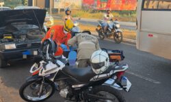 Motociclista fica ferido após bater em porta de carro na Avenida José Marcelino, em Catalão Motociclista fica ferido após bater em porta de carro na Avenida José Marcelino, em Catalão