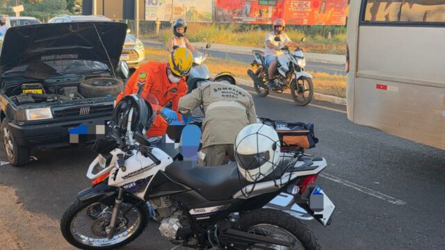 Motociclista fica ferido após bater em porta de carro na Avenida José Marcelino, em Catalão