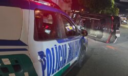 Carro tomba após colisão com veículo estacionado em avenida de Catalão Carro tomba após colisão com veículo estacionado em avenida de Catalão
