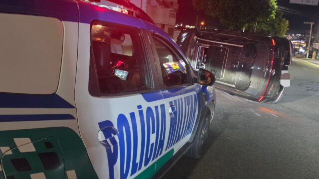 Carro tomba após colisão com veículo estacionado em avenida de Catalão