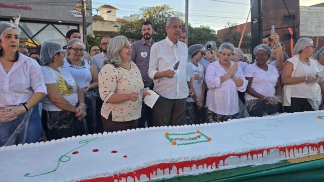 Catalão celebra 167 anos com corte do bolo e hasteamento das bandeiras