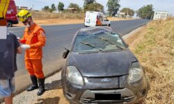 Motorista perde o controle e veículo capota na GO-330, em Ipameri Motorista perde o controle e veículo capota na GO-330, em Ipameri