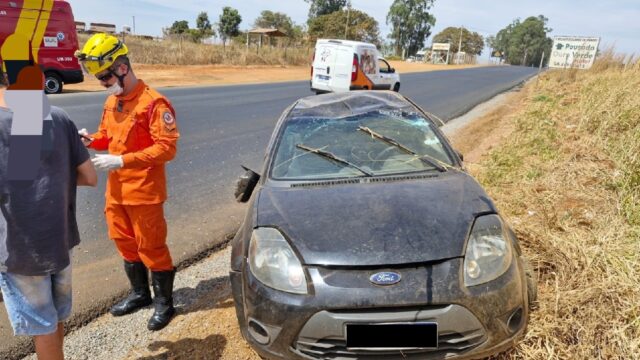 Motorista perde o controle e veículo capota na GO-330, em Ipameri