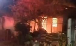 Incêndio destrói residência e causa danos em imóvel vizinho no bairro São Francisco, em Catalão Incêndio destrói residência e causa danos em imóvel vizinho no bairro São Francisco, em Catalão
