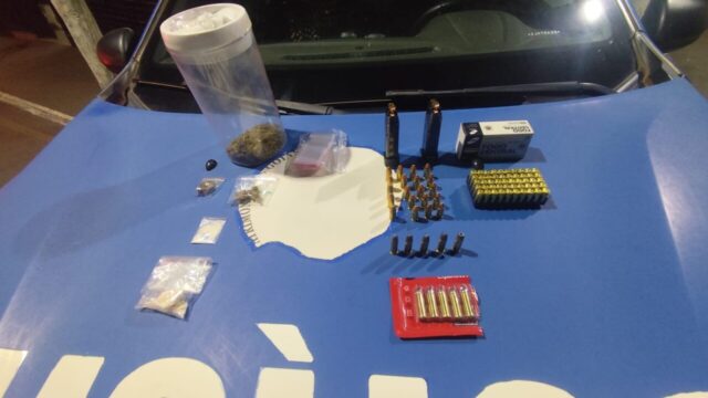 Suspeito de agredir e ameaçar mulher é preso após PM encontrar drogas e munições em residência em Catalão