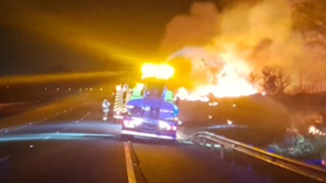 Carro é destruído por incêndio e chamas atingem vegetação às margens da BR-050, em Catalão