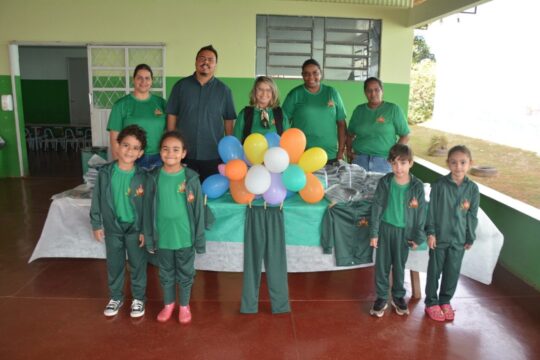 Mais de 500 agasalhos são entregues a estudantes da rede municipal de Goiandira