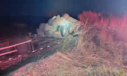 Caminhão carregado com milho capota na MG-188, em Coromandel, e motorista fica preso às ferragens Caminhão carregado com milho capota na MG-188, em Coromandel, e motorista fica preso às ferragens