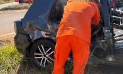 Criança é arremessada durante colisão entre dois carros na GO-330, em Catalão