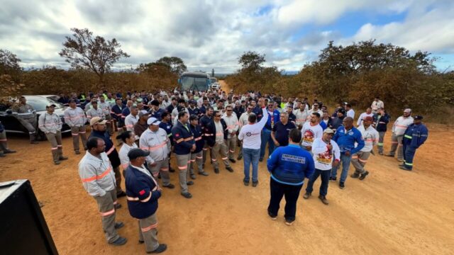 Metabase apoia trabalhadores durante assembleia em mineradora de ouro em Porteirinha