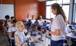 Professores da rede estadual recebem progressão na carreira Professores da rede estadual recebem progressão na carreira