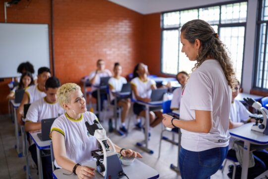 Professores da rede estadual recebem progressão na carreira
