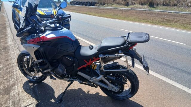 Motociclista fica gravemente ferido após sair da pista e bater em defensa metálica na BR-050, em Catalão