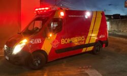 Mulher fica ferida após cair de moto ao desviar de cachorro em Catalão Mulher fica ferida após cair de moto ao desviar de cachorro em Catalão