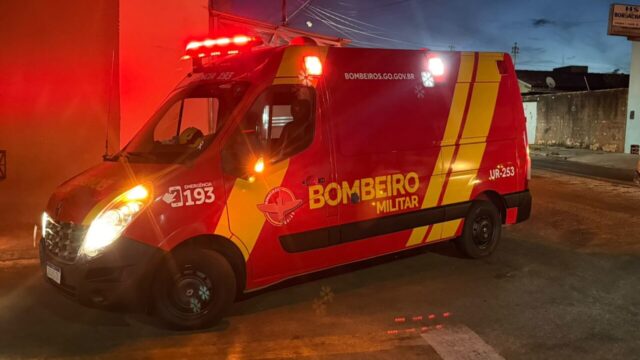Mulher fica ferida após cair de moto ao desviar de cachorro em Catalão