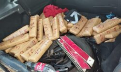 PRF apreende 52 kg de maconha escondidos em fundo falso de carro na BR-153, em Uruaçu PRF apreende 52 kg de maconha escondidos em fundo falso de carro na BR-153, em Uruaçu