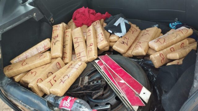 PRF apreende 52 kg de maconha escondidos em fundo falso de carro na BR-153, em Uruaçu