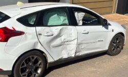 Carro e moto se envolvem em acidente no bairro Village, em Catalão Carro e moto se envolvem em acidente no bairro Village, em Catalão