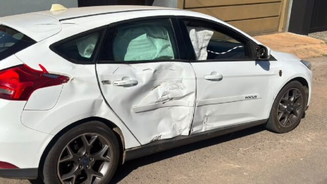 Carro e moto se envolvem em acidente no bairro Village, em Catalão