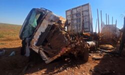 Motorista de 53 anos morre após colisão frontal entre duas carretas na GO-508, em Catalão Motorista de 53 anos morre após colisão frontal entre duas carretas na GO-508, em Catalão