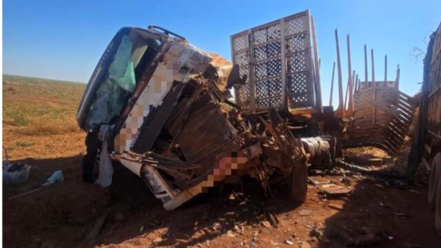 Motorista de 53 anos morre após colisão frontal entre duas carretas na GO-508, em Catalão