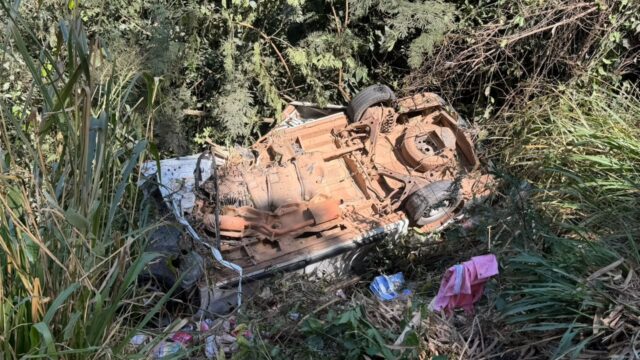 Passageiro morre e dois ficam feridos em acidente entre van e carreta na GO-330, em Ipameri