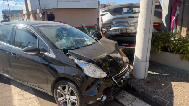 Acidente entre dois veículos deixa seis feridos após carro capotar em Catalão