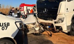 Duas pessoas morrem após carro bater contra caminhão na GO-139, em Caldas Novas Duas pessoas morrem após carro bater contra caminhão na GO-139, em Caldas Novas