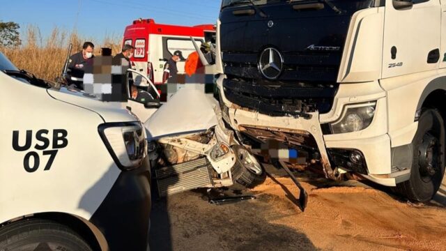 Duas pessoas morrem após carro bater contra caminhão na GO-139, em Caldas Novas