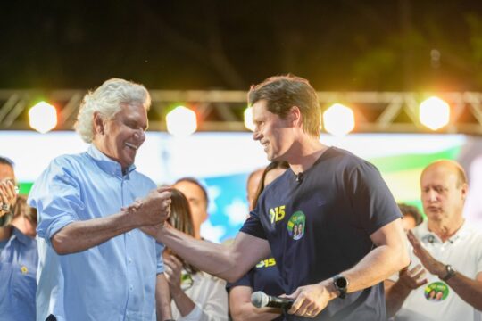 Daniel Vilela inicia campanha na liderança com 45,8%, aponta Paraná Pesquisas