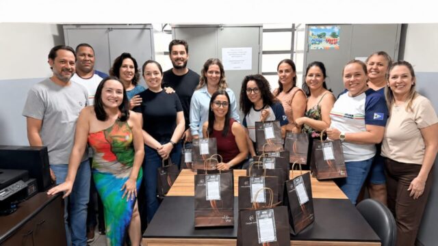Prefeito Rafael Meirelles homenageia professores após avanço no IDEB 2025 em Cumari