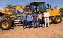 Corumbaíba recebe nova motoniveladora adquirida por meio de emenda parlamentar Corumbaíba recebe nova motoniveladora adquirida por meio de emenda parlamentar