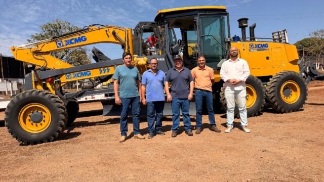 Corumbaíba recebe nova motoniveladora adquirida por meio de emenda parlamentar