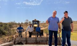 Prefeito e vice acompanham revitalização de ponte na zona rural de Corumbaíba