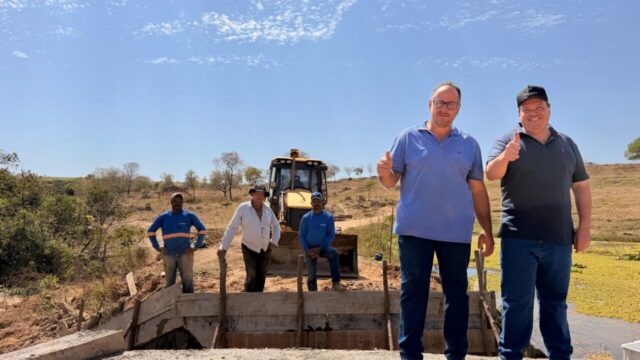 Prefeito e vice acompanham revitalização de ponte na zona rural de Corumbaíba